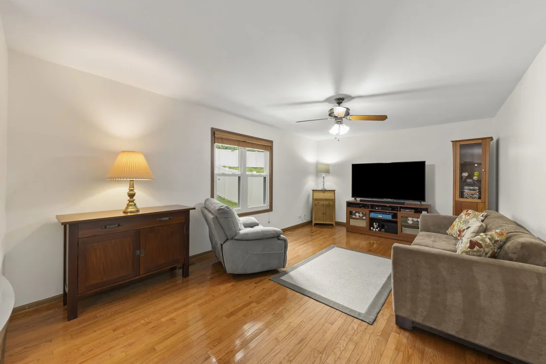 Photo of 882 Aspen Drive