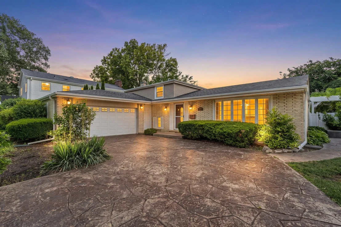 Photo of 210 W Pickwick Road