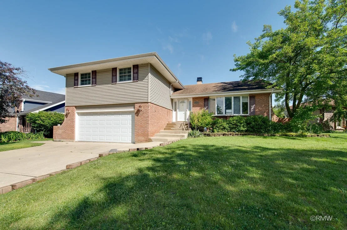 Photo of 1233 N Hickory Trail