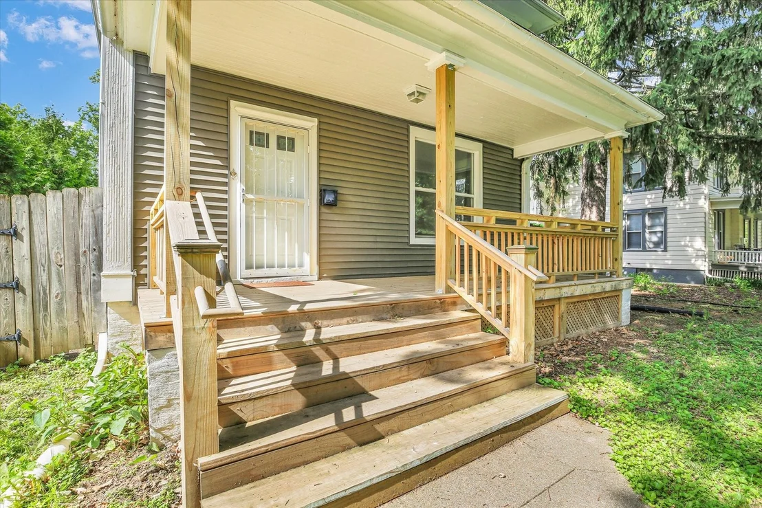 Photo of 604 W Healey Street