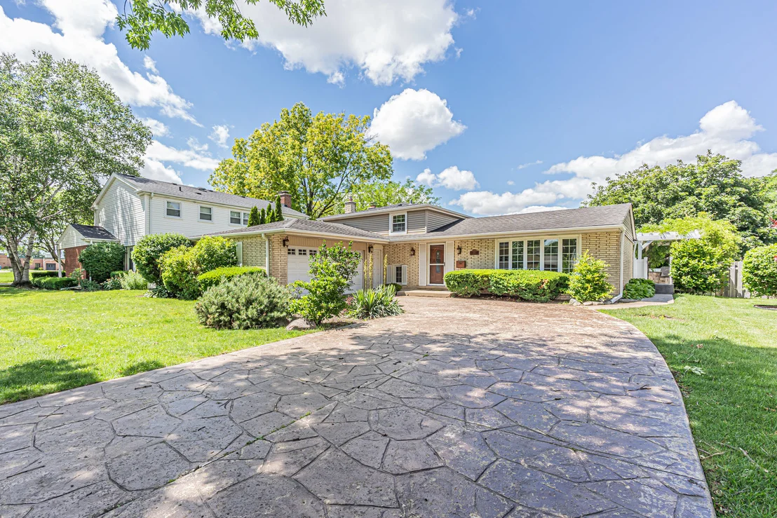 Photo of 210 W Pickwick Road