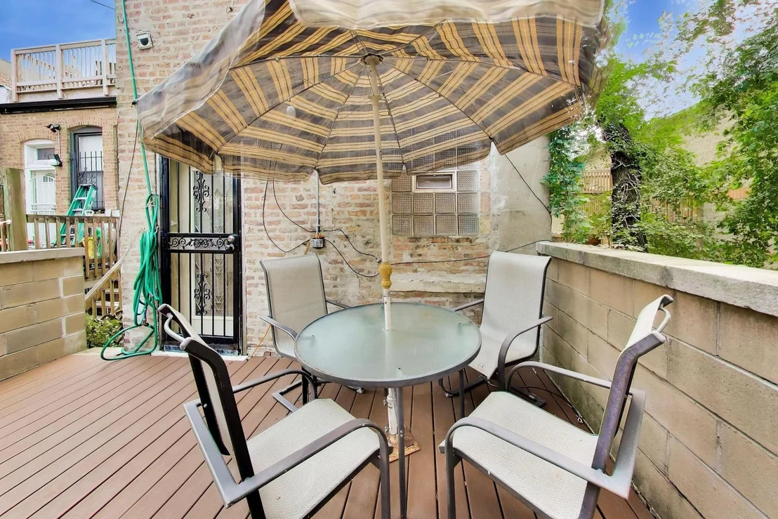 Photo of 2252 W Warren Boulevard