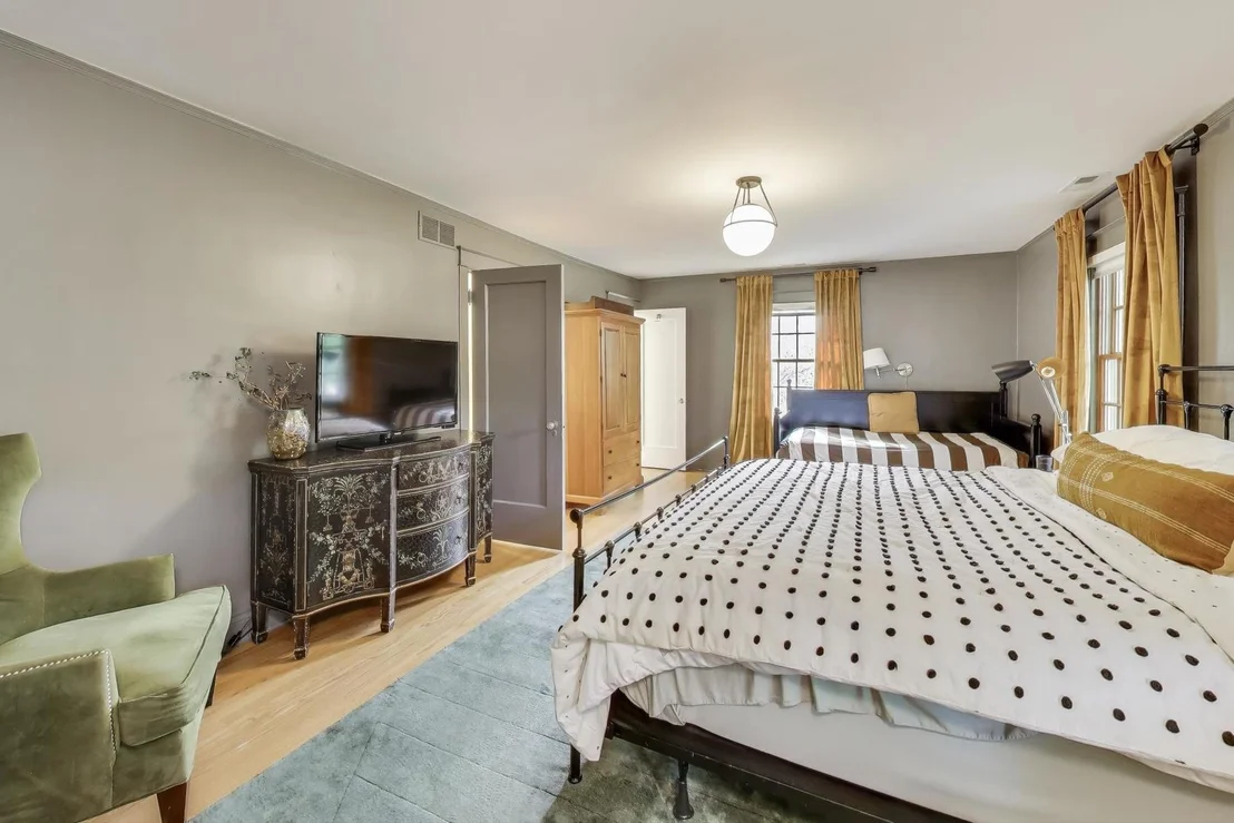 Photo of 547 JACKSON Avenue