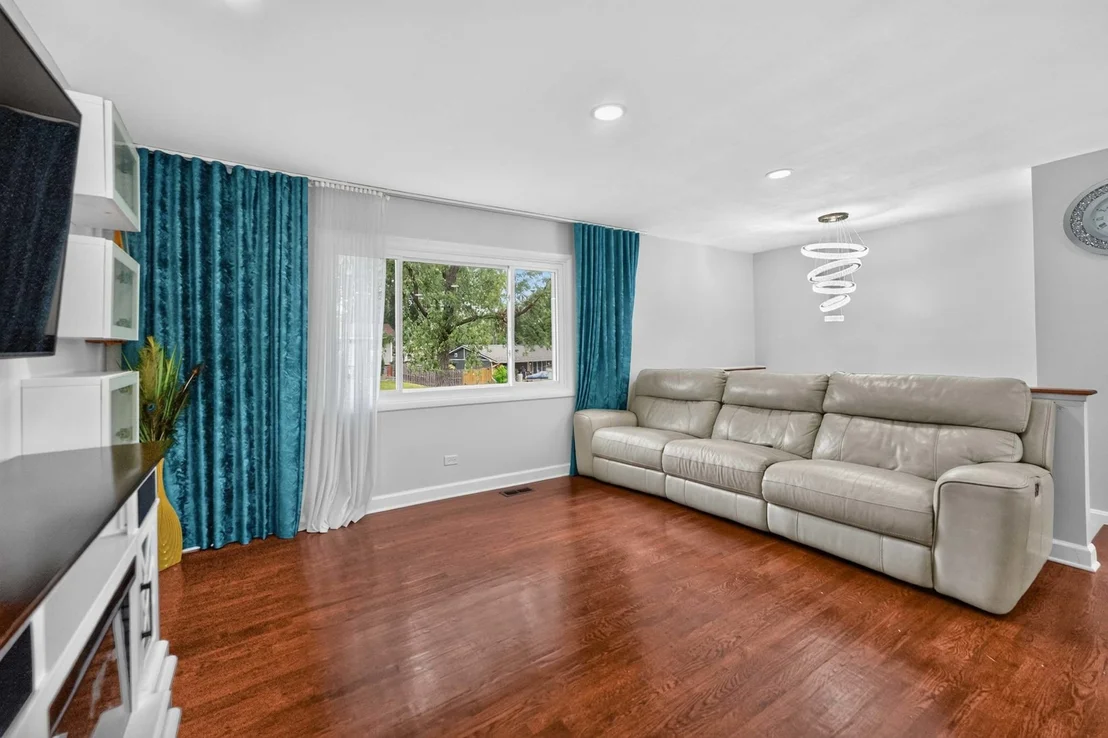 Photo of 535 Edgemont Lane