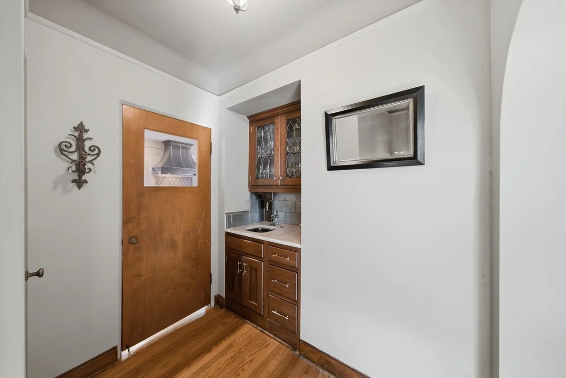 Photo of 327 Selborne Road
