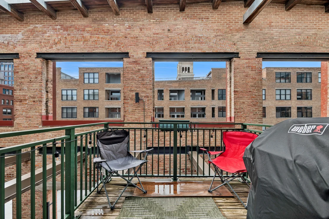 Photo of Unit 430 at 1000 W WASHINGTON Boulevard