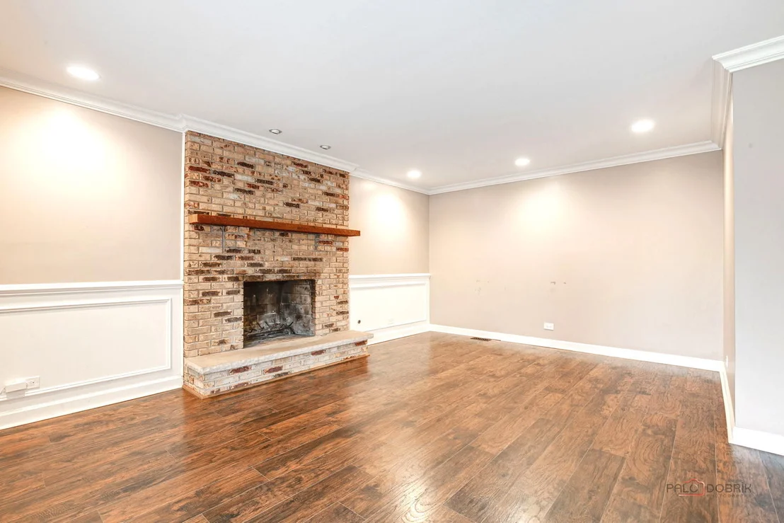 Photo of 562 Applegate Lane