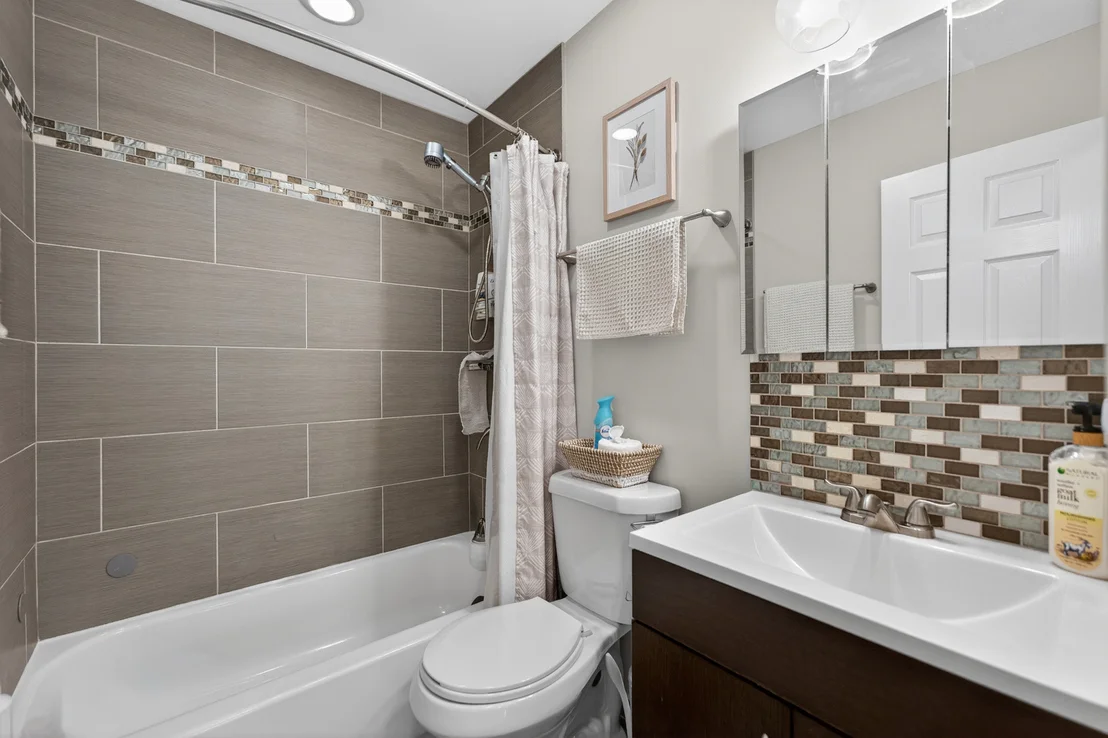 Photo of 870 W Pine Avenue