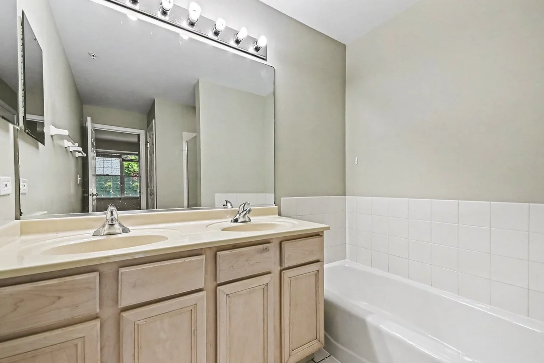 Photo of 994 Kensington Drive
