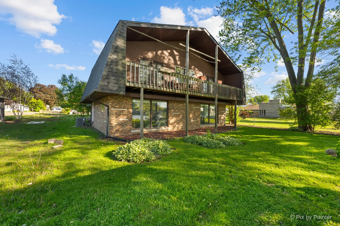 Photo of 1423 N River Road