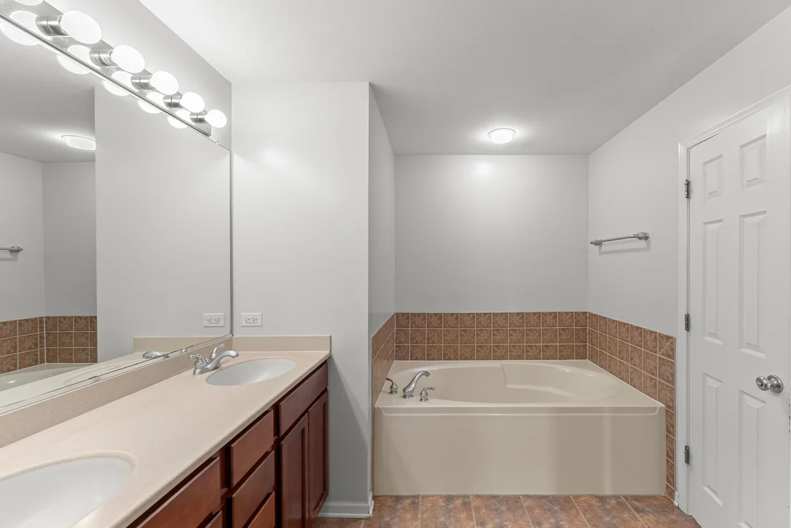 Photo of Unit 976 at 758 Lambert Lane