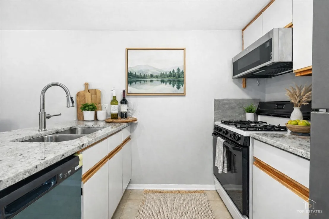 Photo of Unit E at 1976 Kenilworth Circle