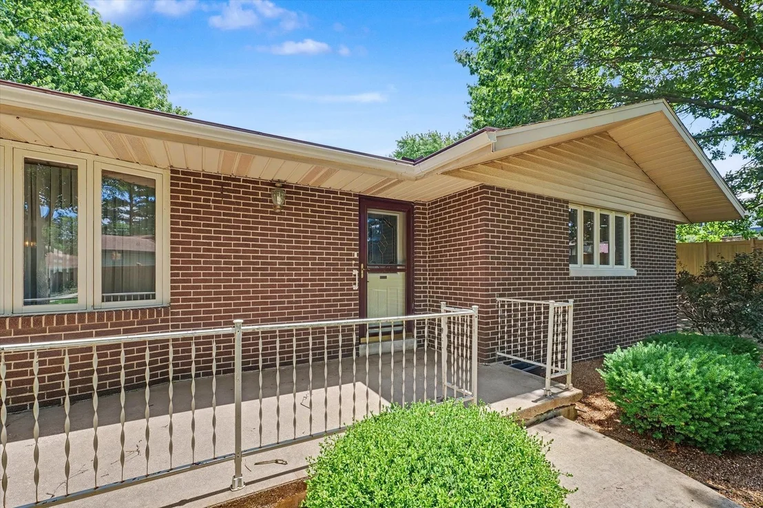 Photo of 906 Crestview Drive