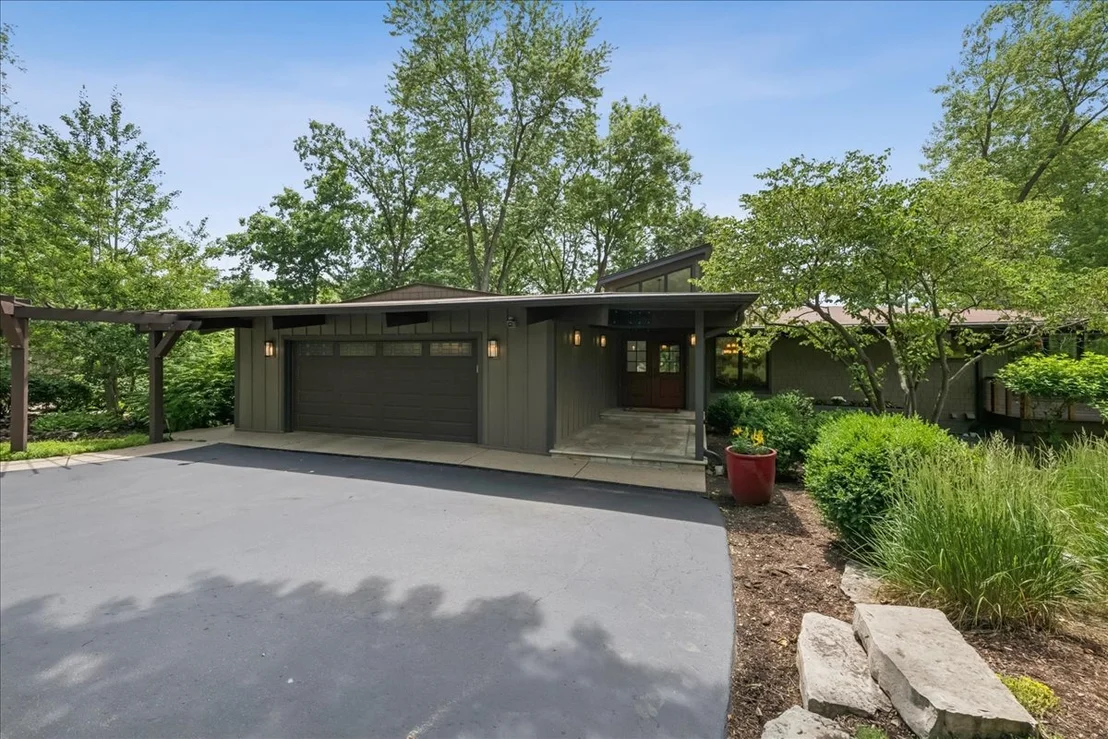 Photo of 83 Lakeview Parkway