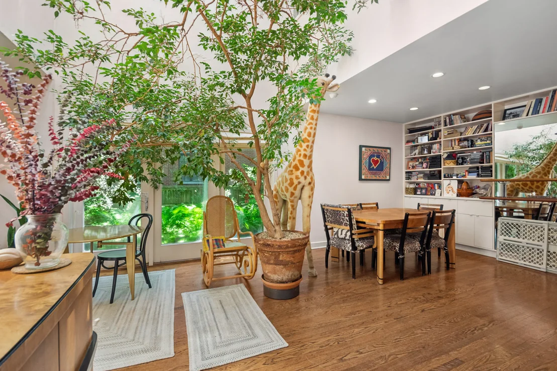 Photo of 925 W Wolfram Street