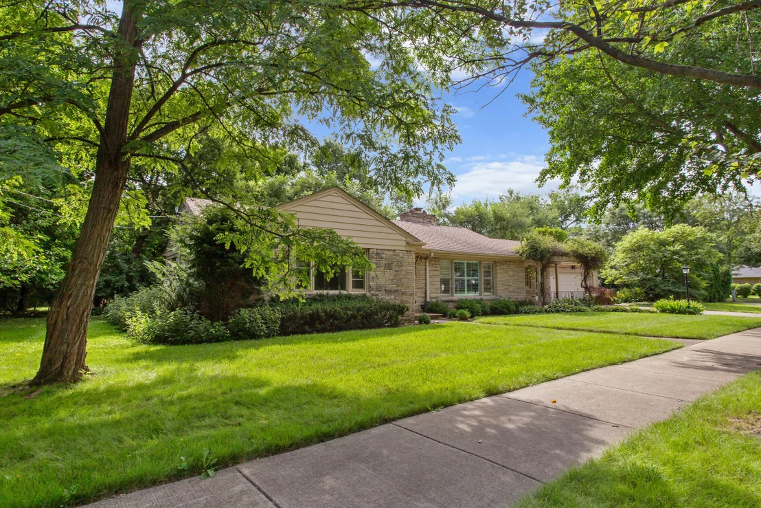 Photo of 807 Surrey Lane
