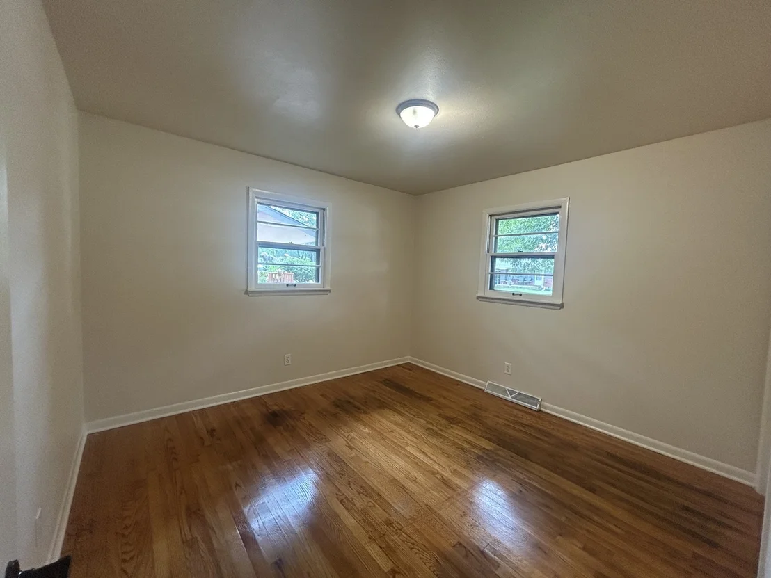 Photo of 2104 Devon Avenue