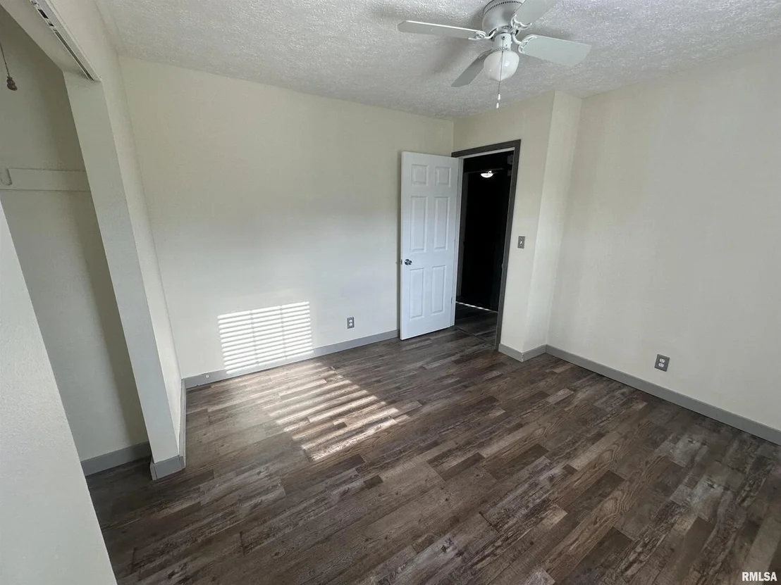 Photo of 28 N EDGEBROOK Lane