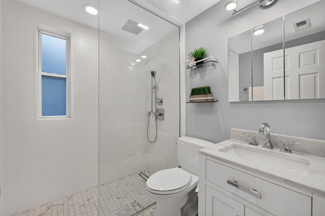 Photo of 634 W Briar Place