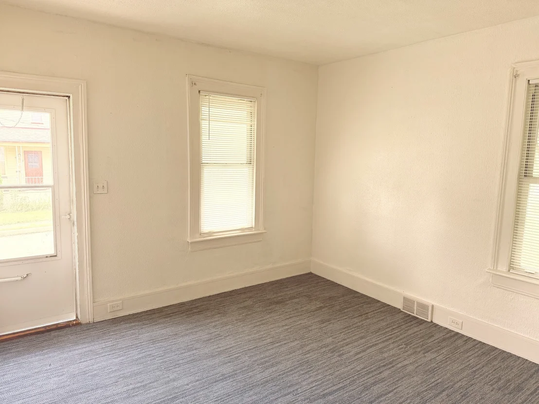 Photo of 403 E 9th Street