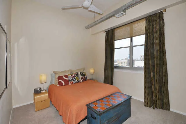 Photo of Unit 916 at 950 W MONROE Street