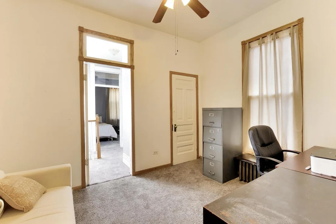 Photo of 2252 W Warren Boulevard