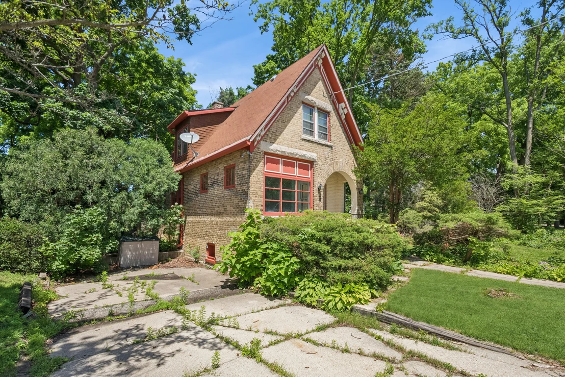 Photo of 1060 Deerfield Road