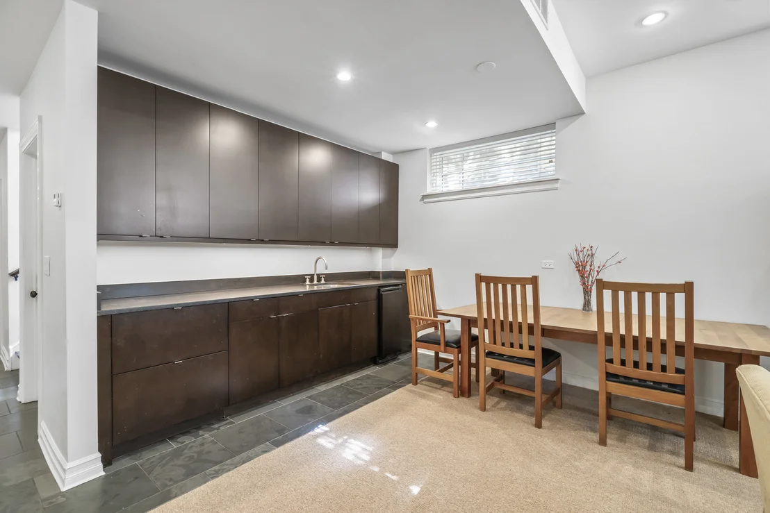 Photo of 1331 W Wolfram Street