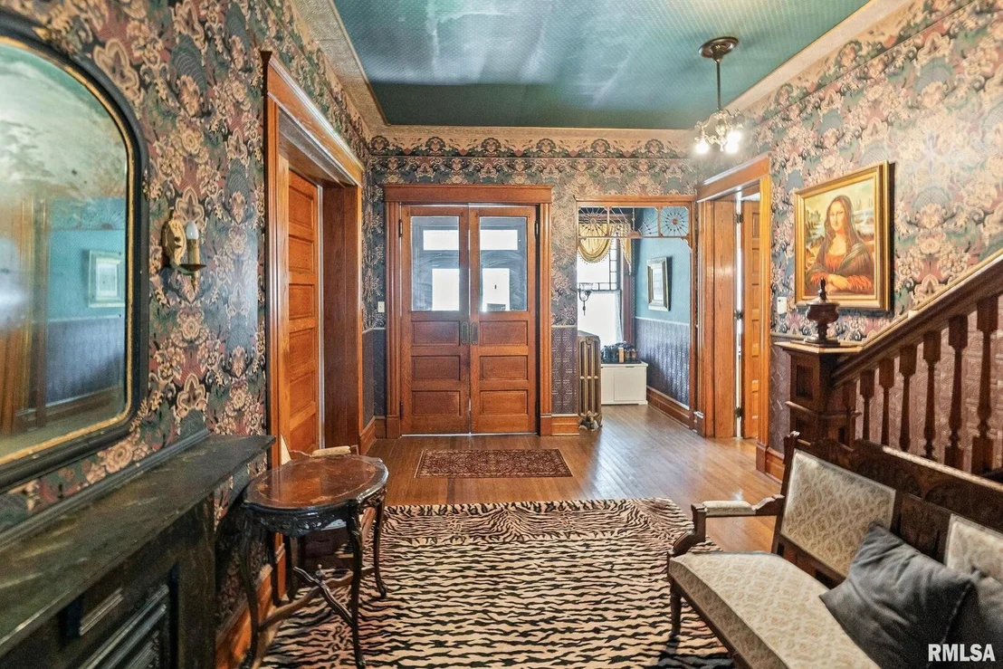 Photo of 404 W BROADWAY Street