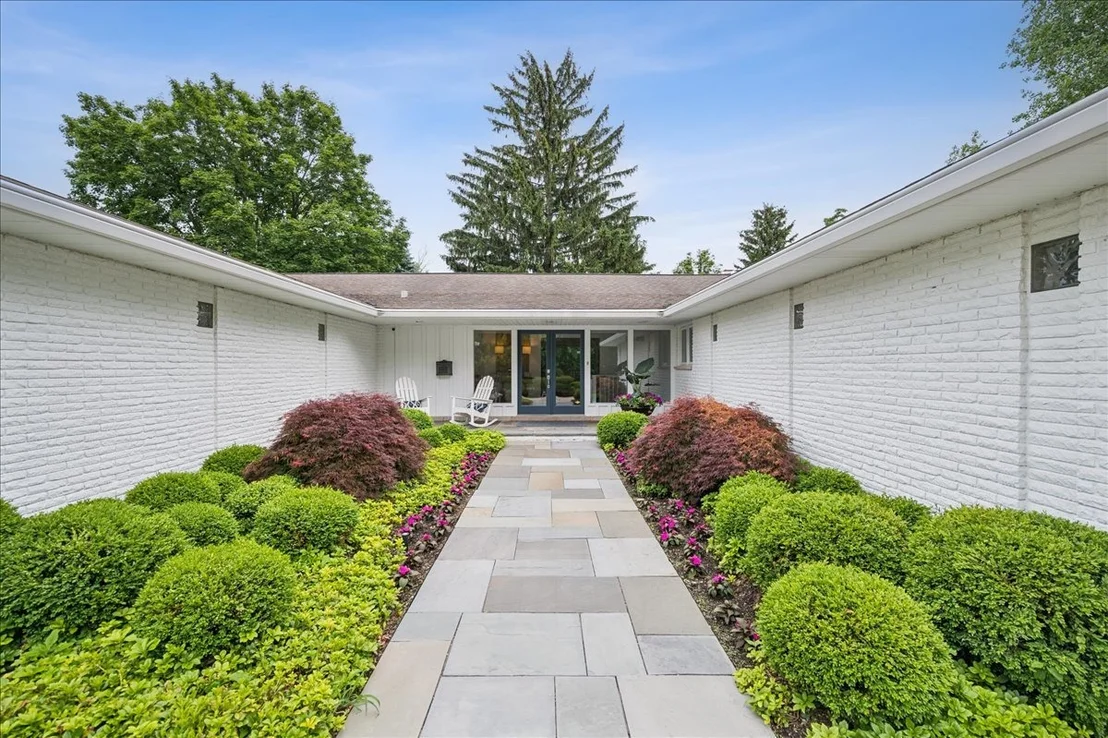 Photo of 920 Pine Tree Lane