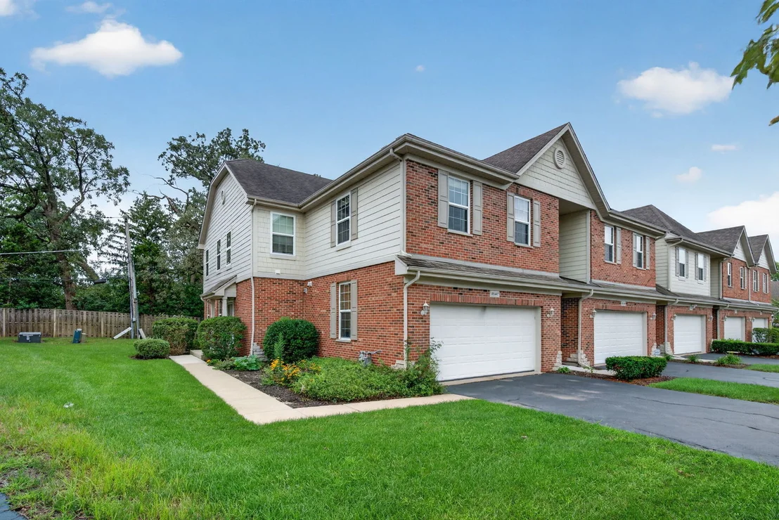 Photo of 10S447 Carrington Circle