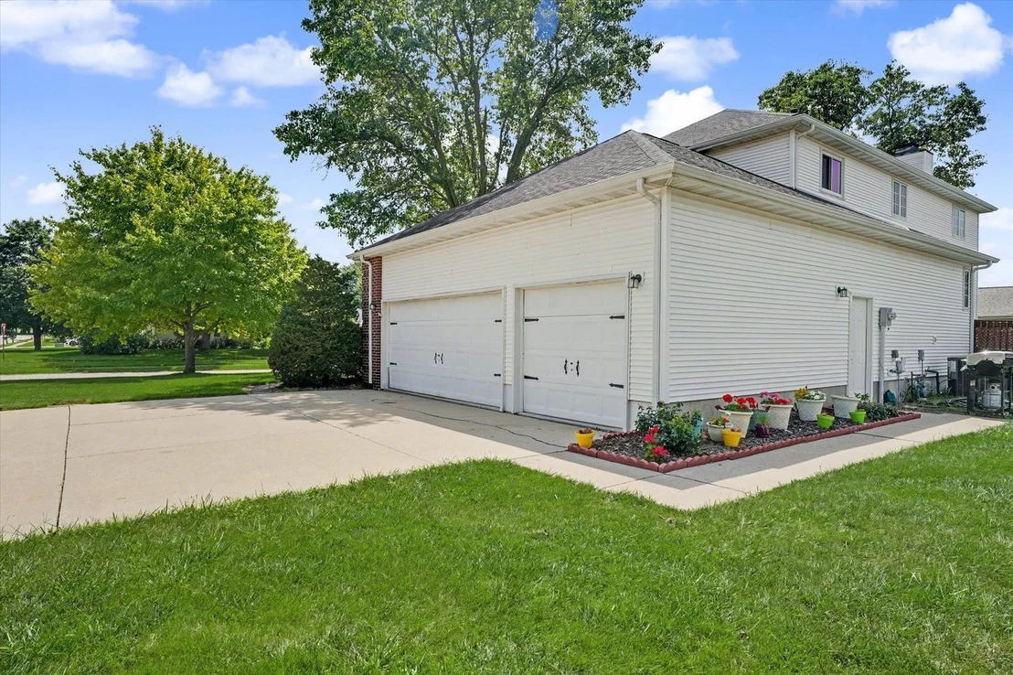 Photo of 324 N Chaucer Boulevard