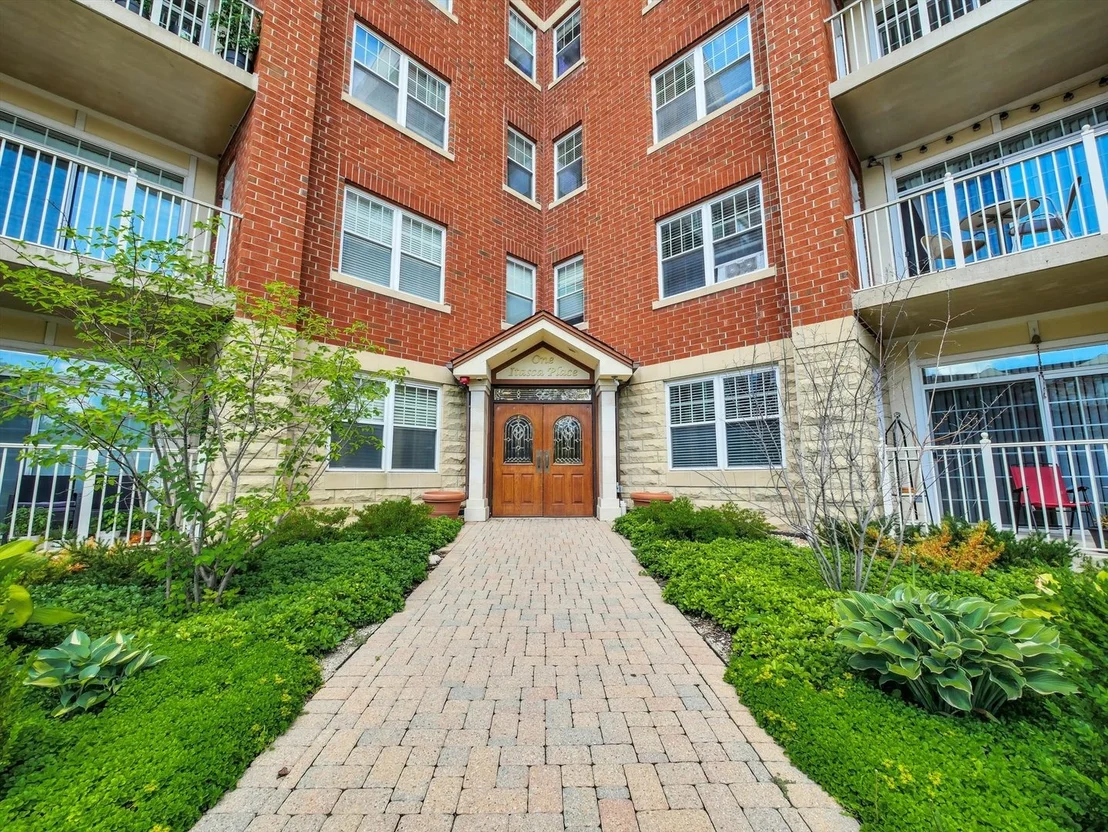 Photo of Unit 403 at 1 Itasca Place