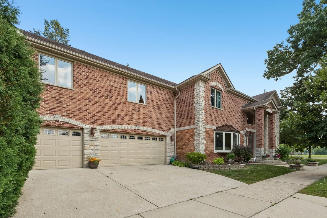 Photo of 610 W Lonnquist Boulevard