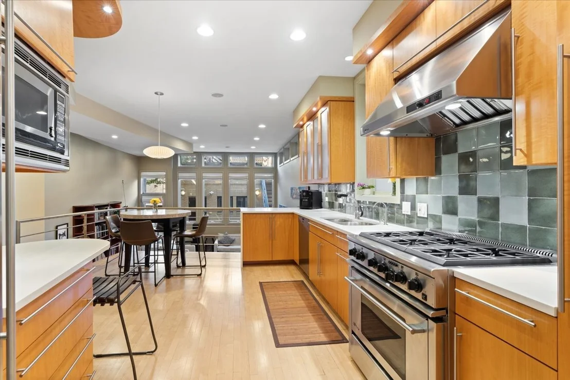 Photo of 930 W Wolfram Street
