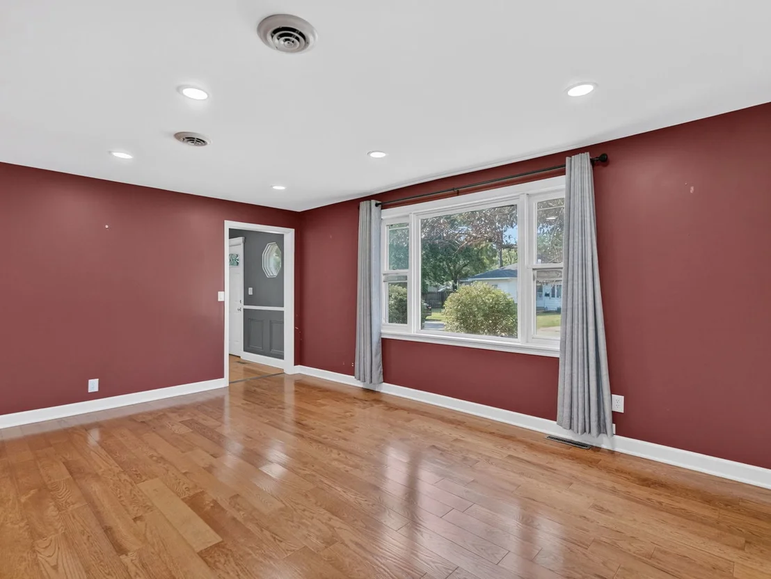 Photo of 637 S Outer Drive