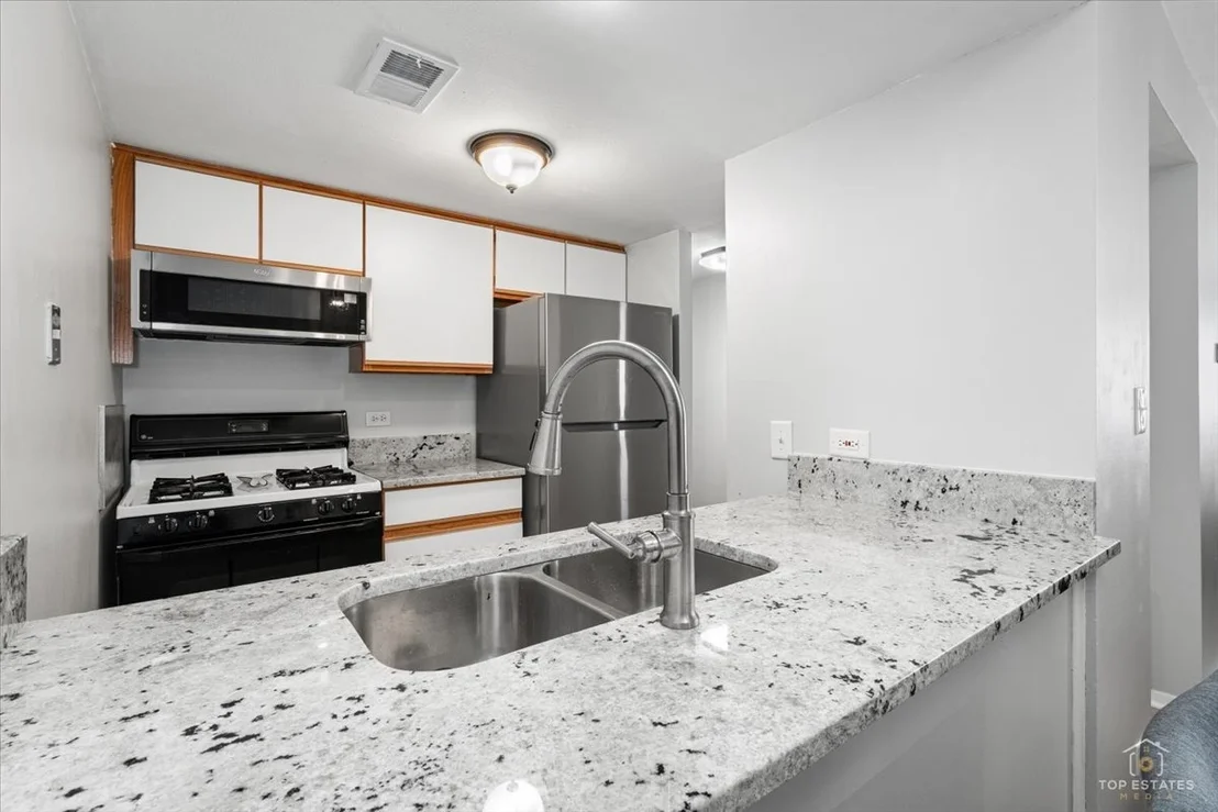 Photo of Unit E at 1976 Kenilworth Circle