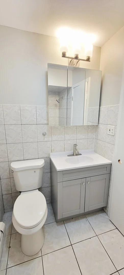 Photo of Unit 2W at 3810 Ruby Street