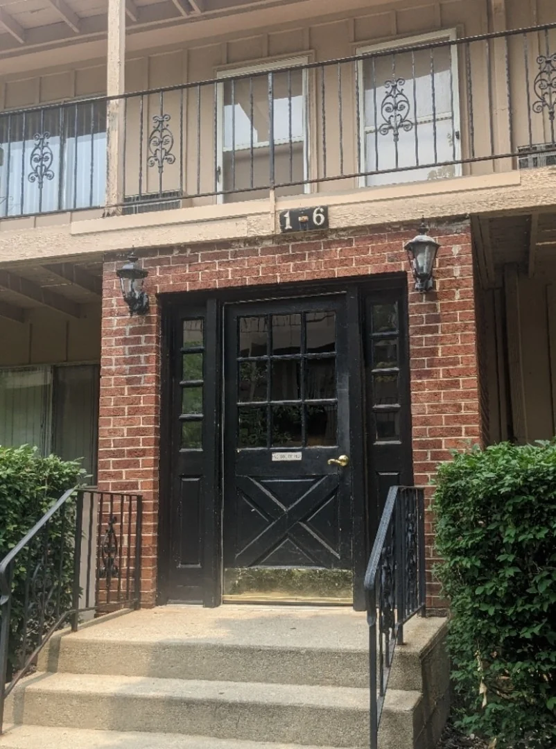 Photo of Unit 5 at 2404 Algonquin Road