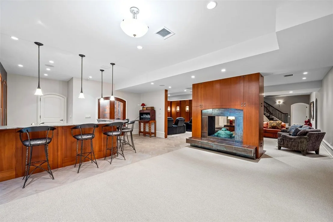 Photo of 950 Lake Road