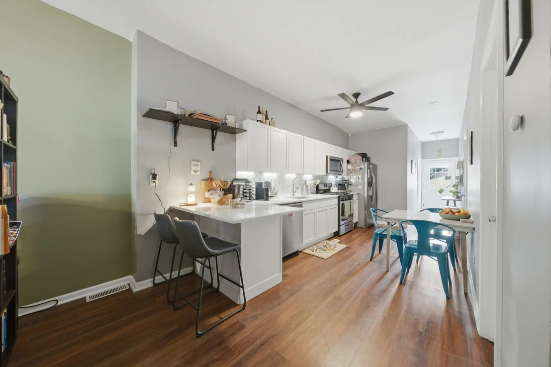 Photo of 437 W 44th Place