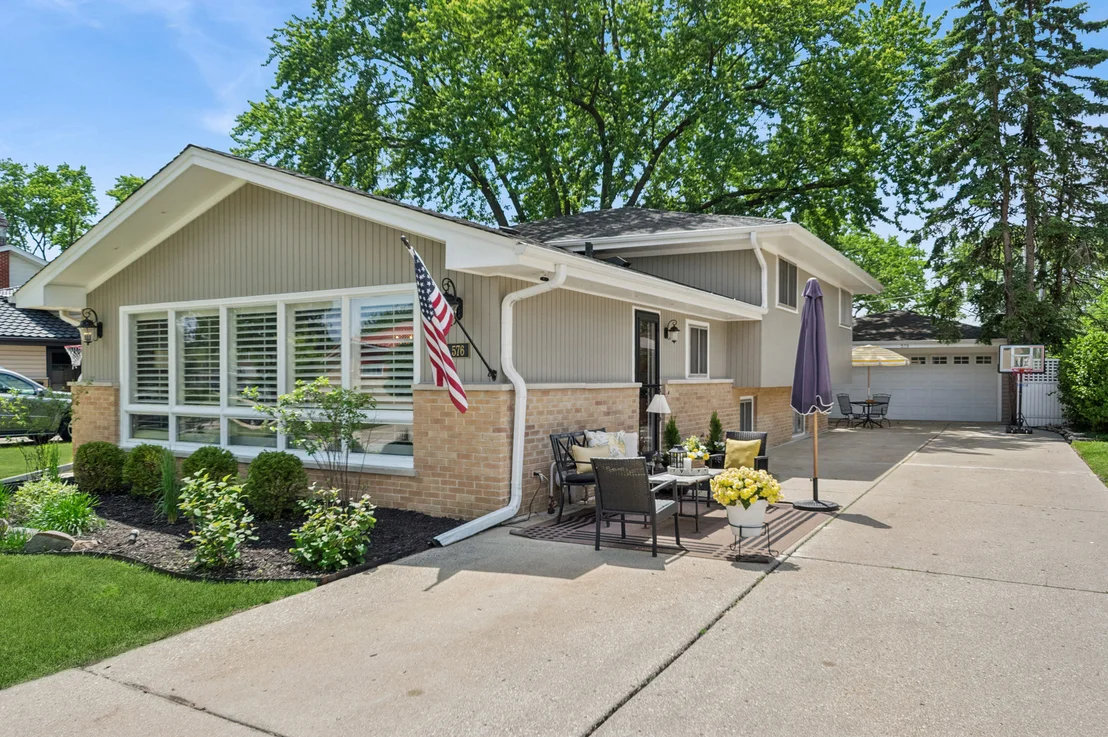 Photo of 576 Bedford Lane