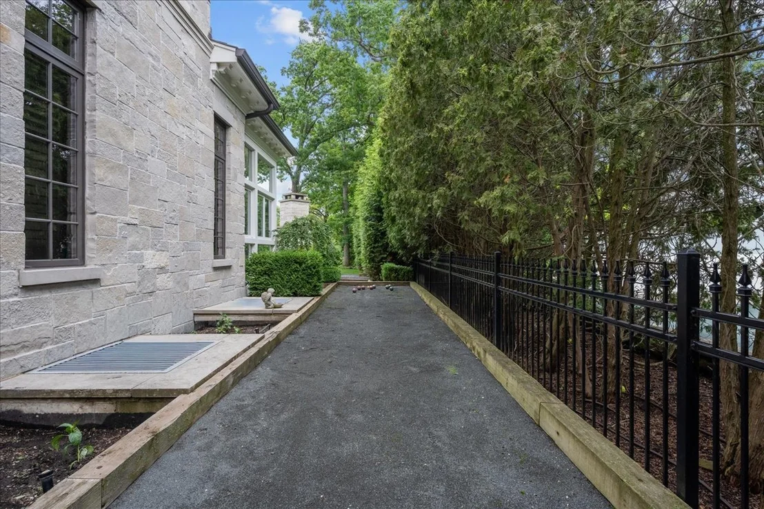 Photo of 677 Sheridan Road