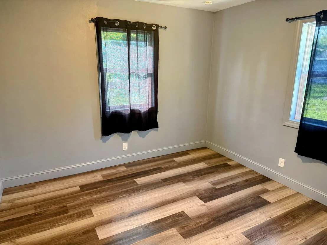 Photo of 1320 Hedge Road