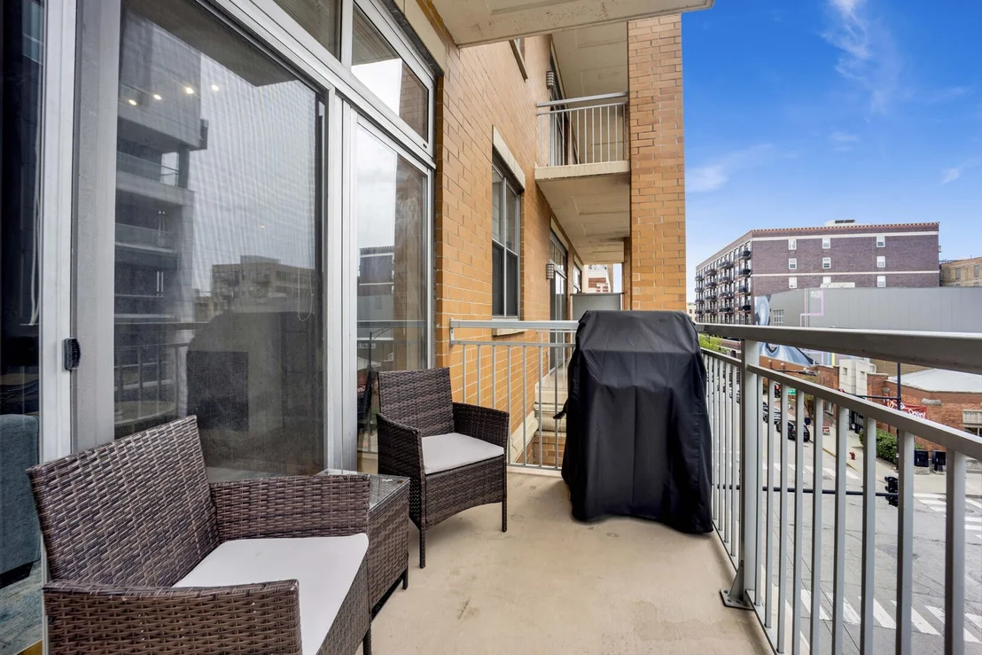 Photo of Unit 412 at 950 W Monroe Street