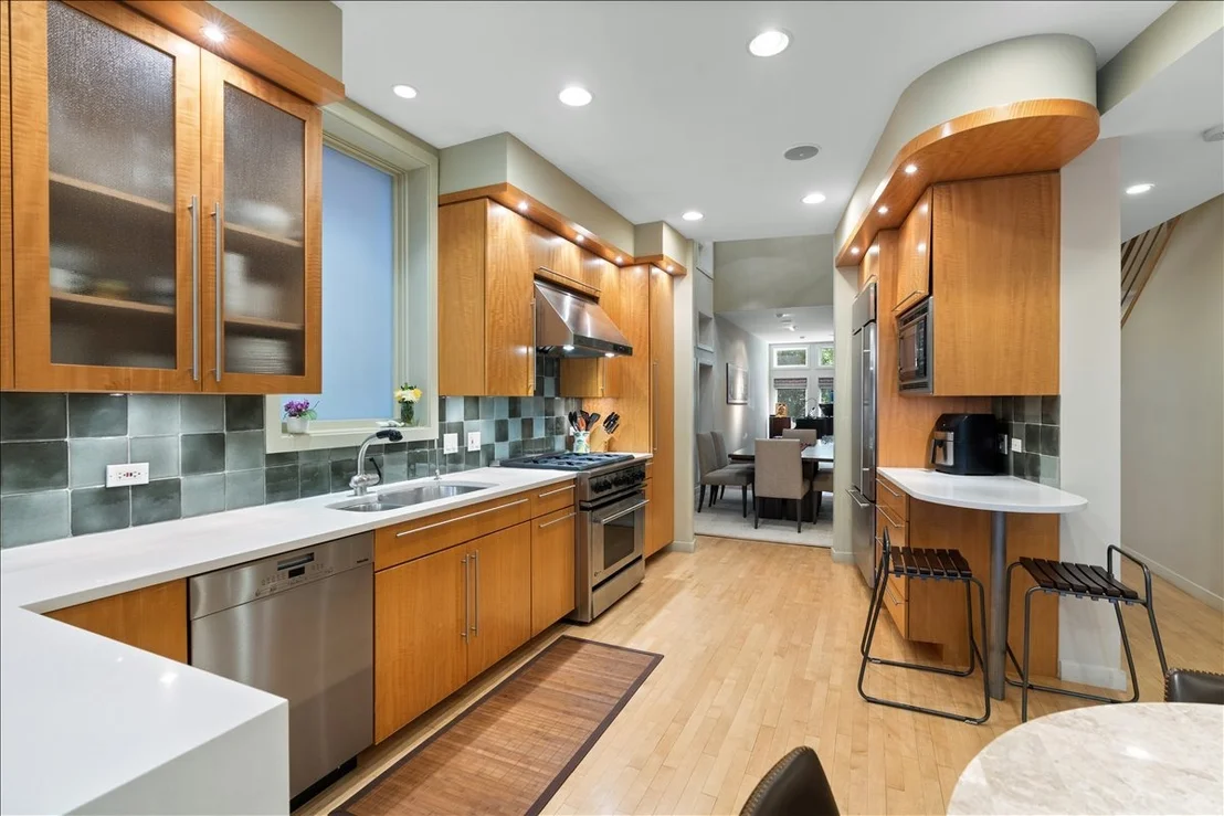 Photo of 930 W Wolfram Street