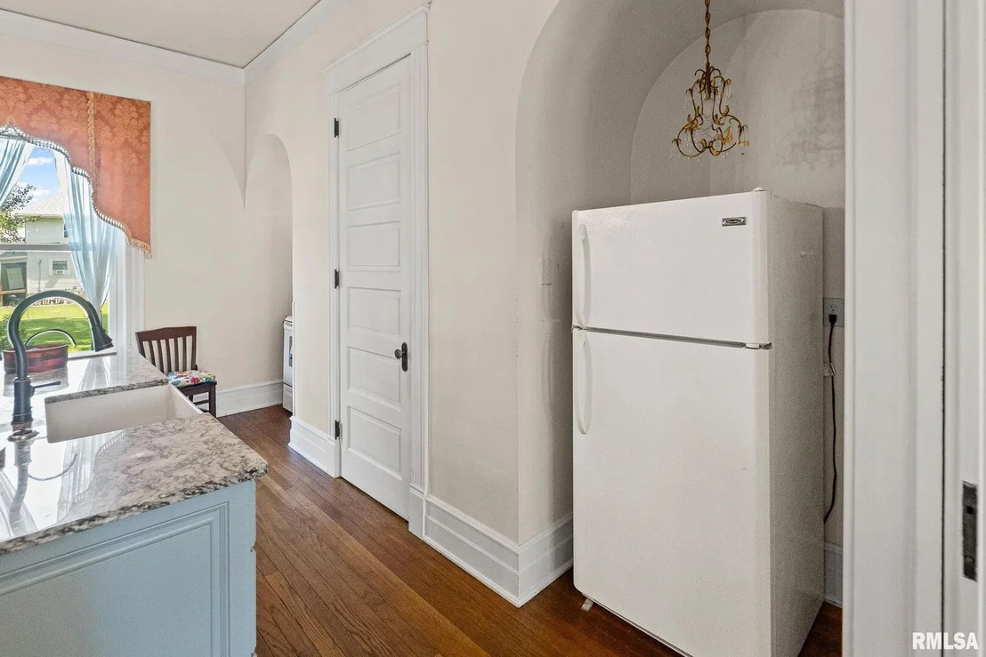 Photo of 404 W BROADWAY Street