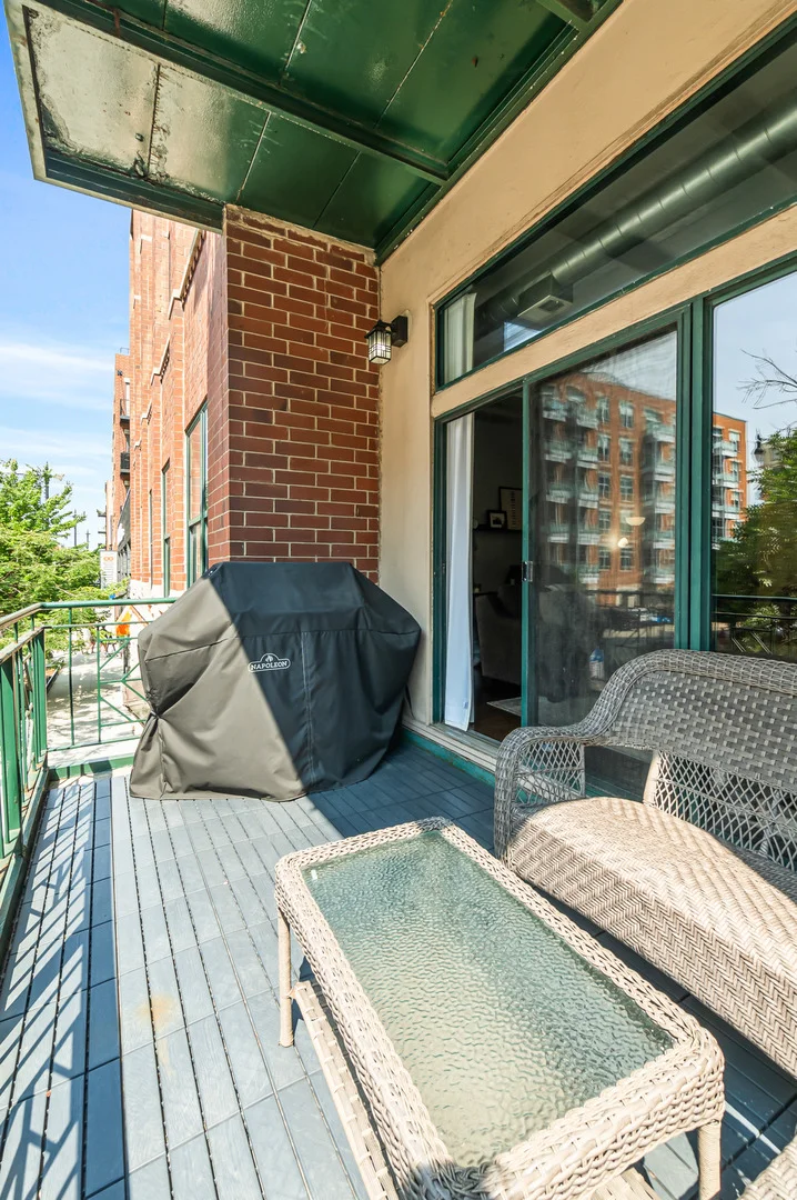 Photo of Unit D2 at 936 W Madison Street