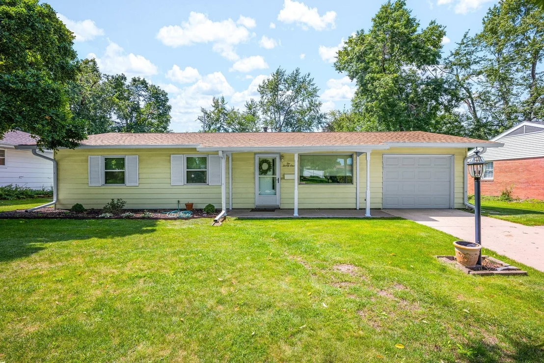 Photo of 221 Ivanhoe Way
