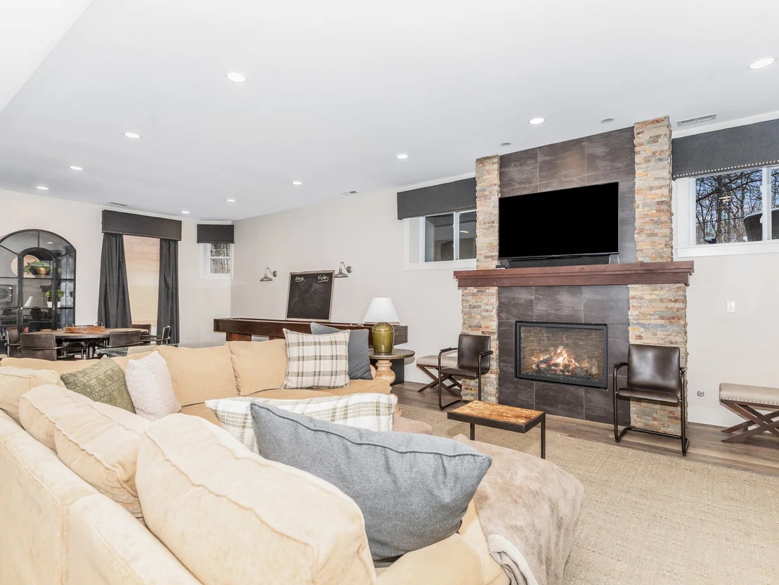 Photo of 925 Douglas Avenue